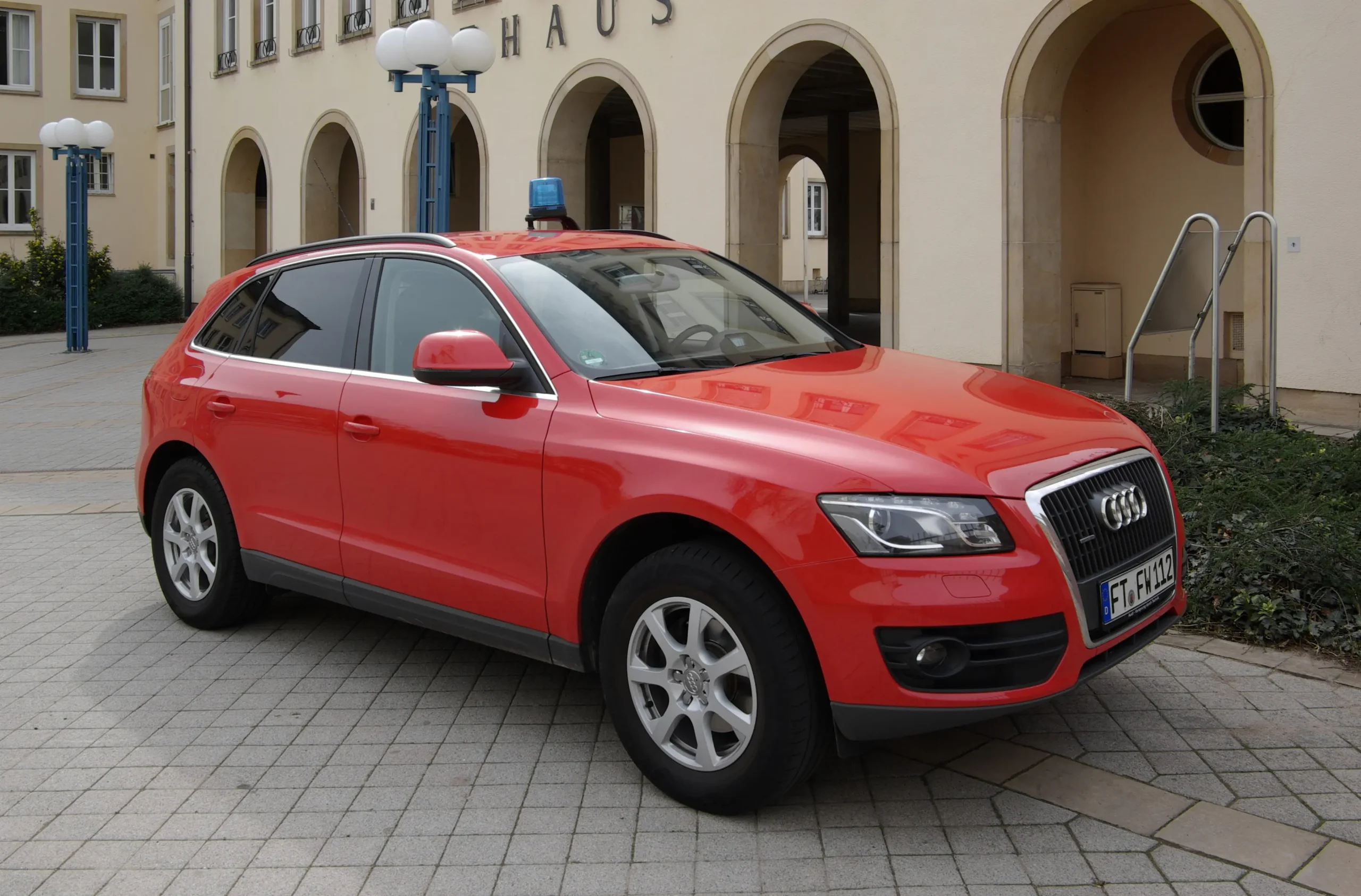 Several silver Audi Q5 SUVs parked in a dealership lot.