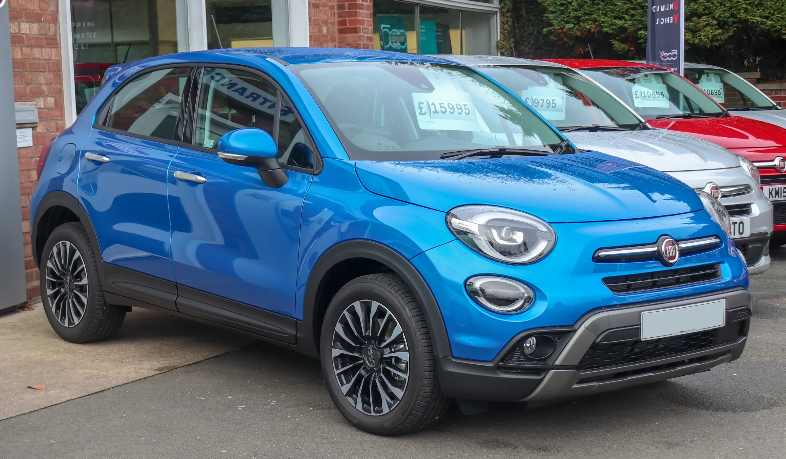 Fiat 500X: Stylish, compact SUV in a vibrant, urban setting.