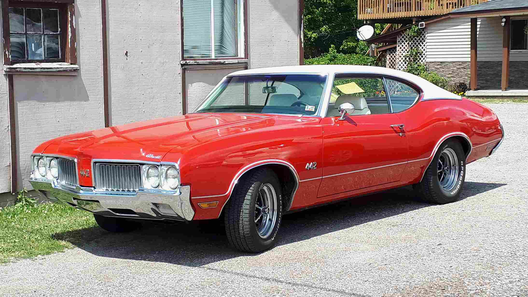 Vintage 1970 Oldsmobile 442 muscle car, showcasing classic American automotive design.