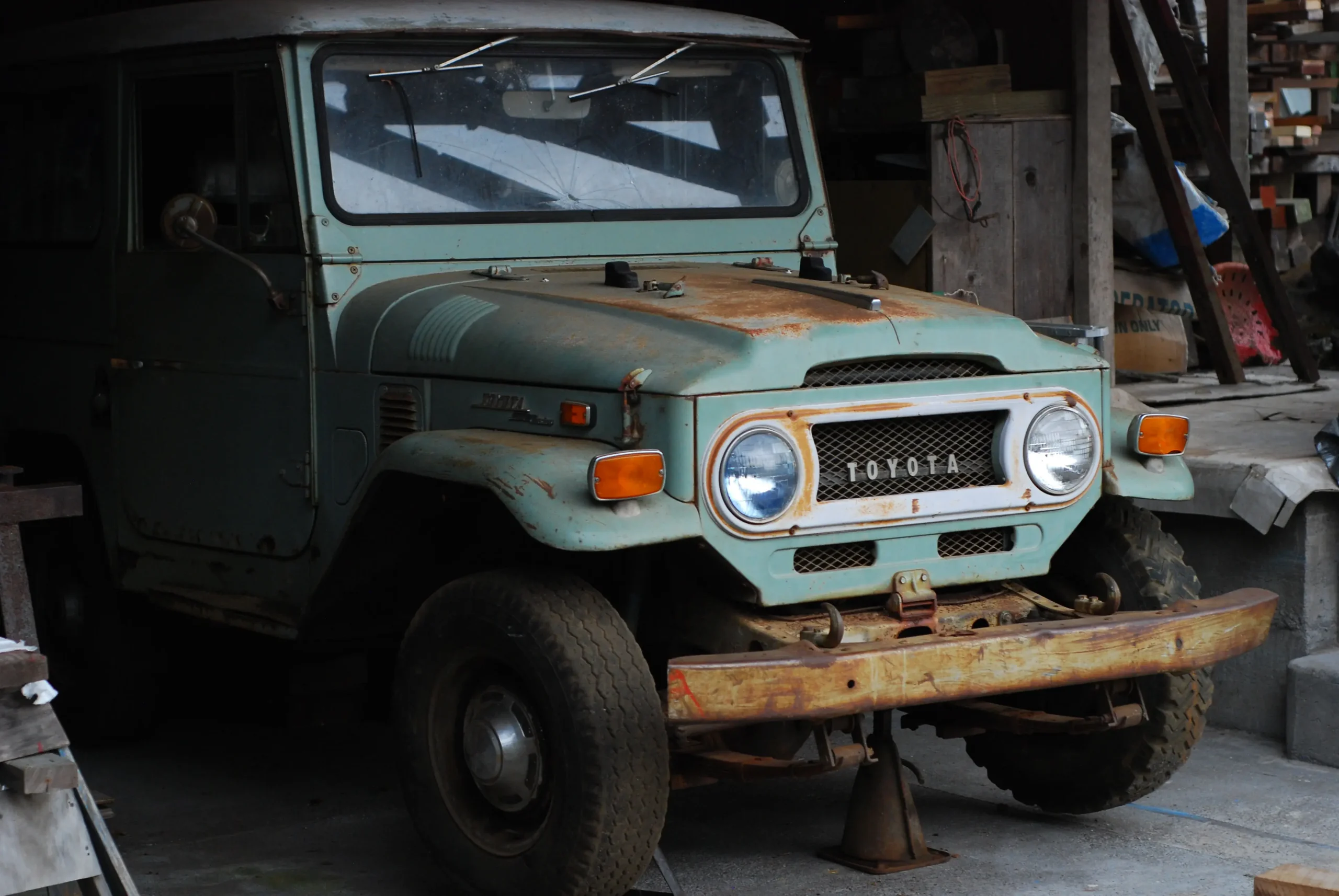 Classic Toyota FJ40 Land Cruiser, a rugged off-road icon.