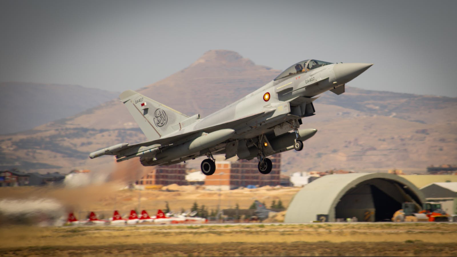 A military jet takes off from a runway against the backdrop of mountains in Konya, Türkiye.