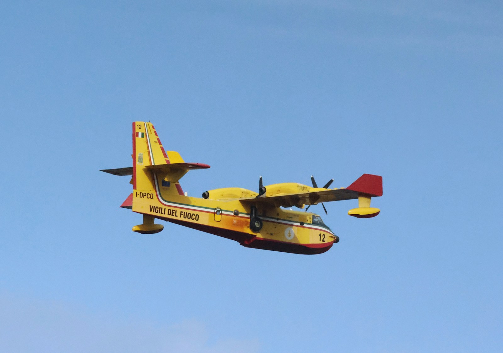 How Firefighting Aircraft Refill Their Water Tanks in Just Seconds