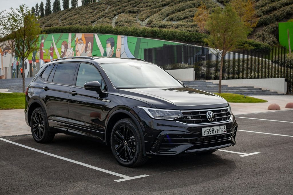 Black volkswagen tiguan parked in a lot.