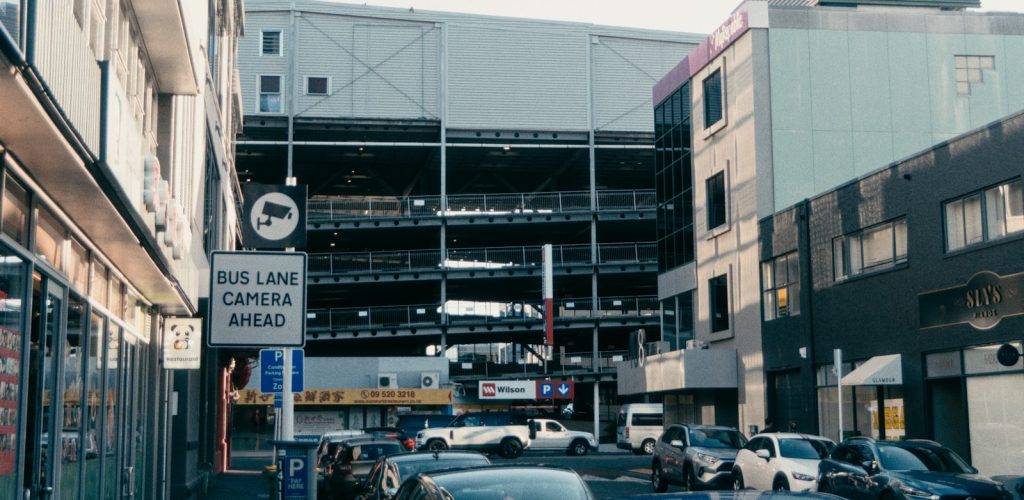 a busy city street filled with lots of traffic