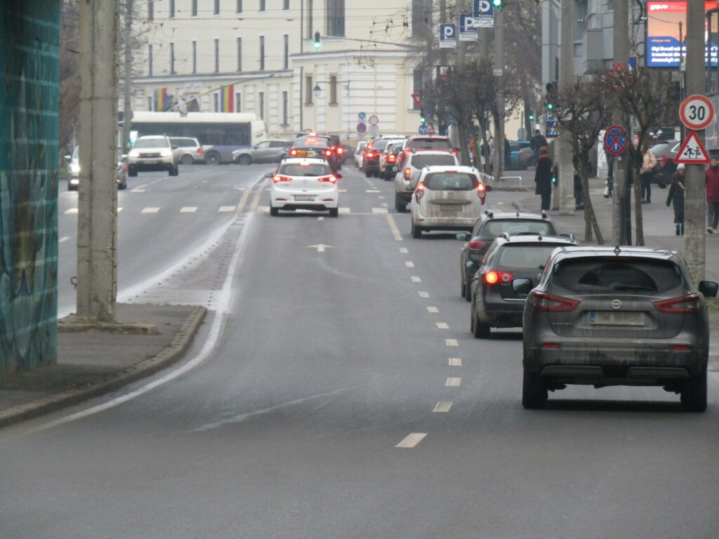 A city street filled with lots of traffic