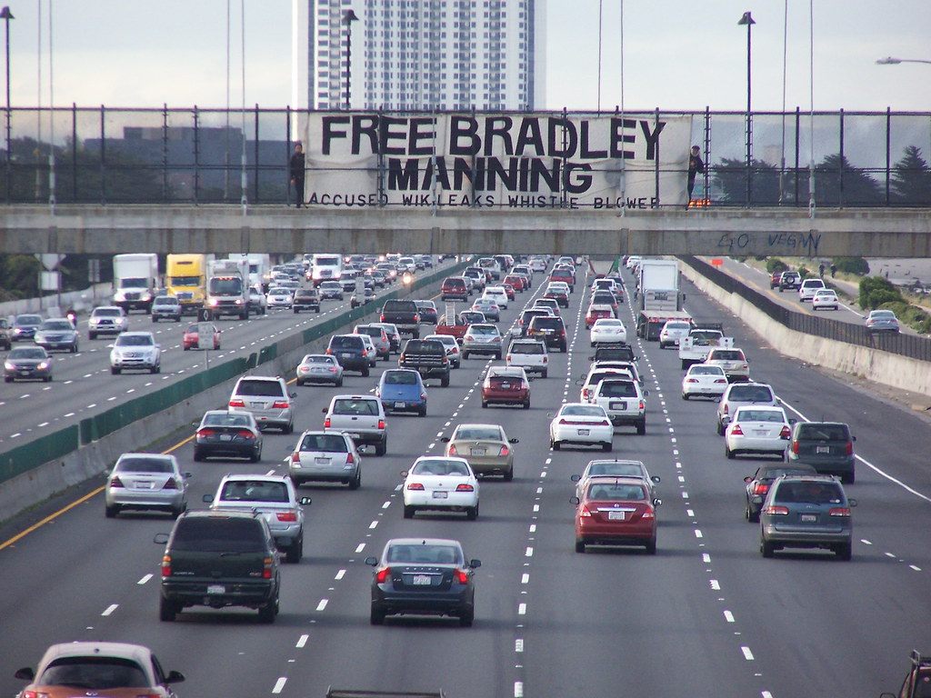 The Car Ahead of Me Sat Through Two Green Lights While the Driver Scrolled Their Phone and Honked When I Finally Tapped My Horn