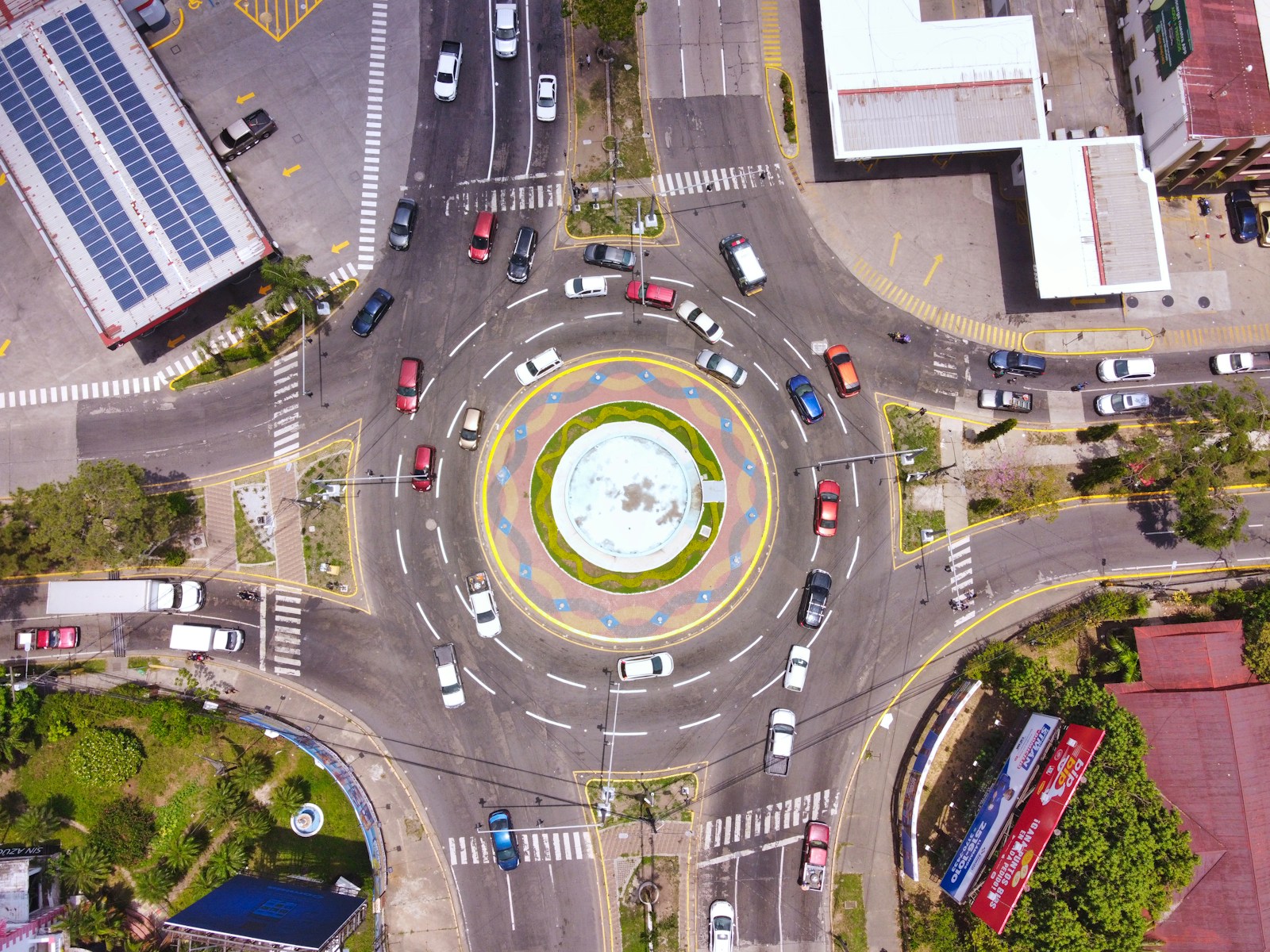 Often Called the World’s Most Confusing Roundabout: Inside the Complex Intersection That Sends Drivers Spinning