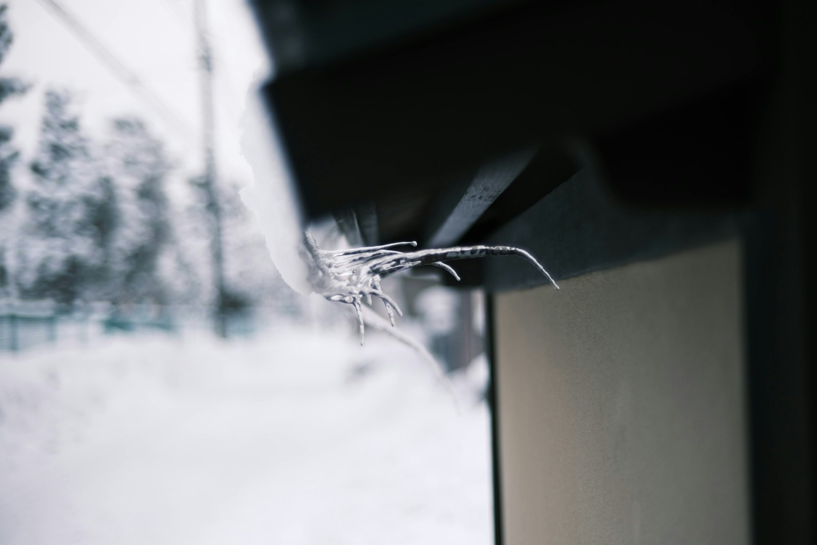 Experts Warn Small Windshield Cracks Can Spread Suddenly During Temperature Swings