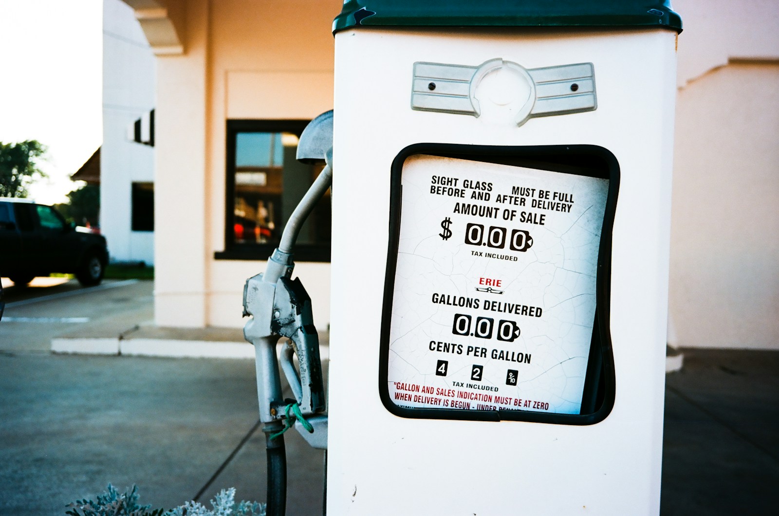 a parking meter sitting next to a white building