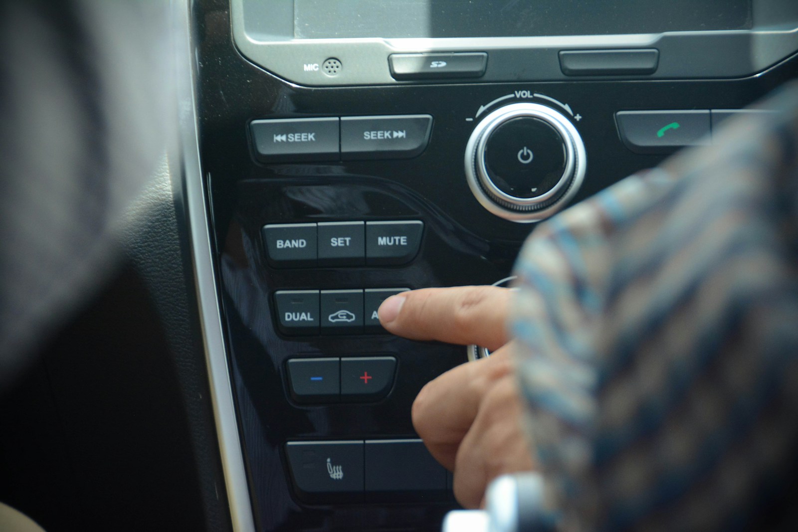 Woman Says Her New Car Requires Three Touchscreen Menus Just To Adjust The Fan Speed Leaving Her Missing The Simple Knobs In Her Old Sedan
