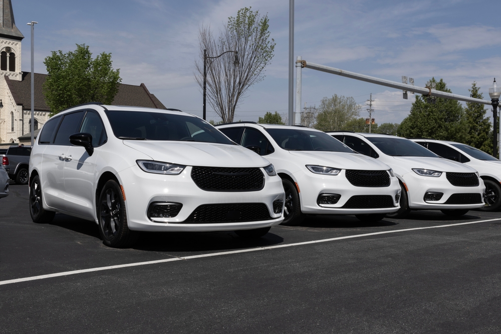 Chrysler’s New Pacifica Lease Deal Looks Tempting — but There’s a Catch Buyers Should Know