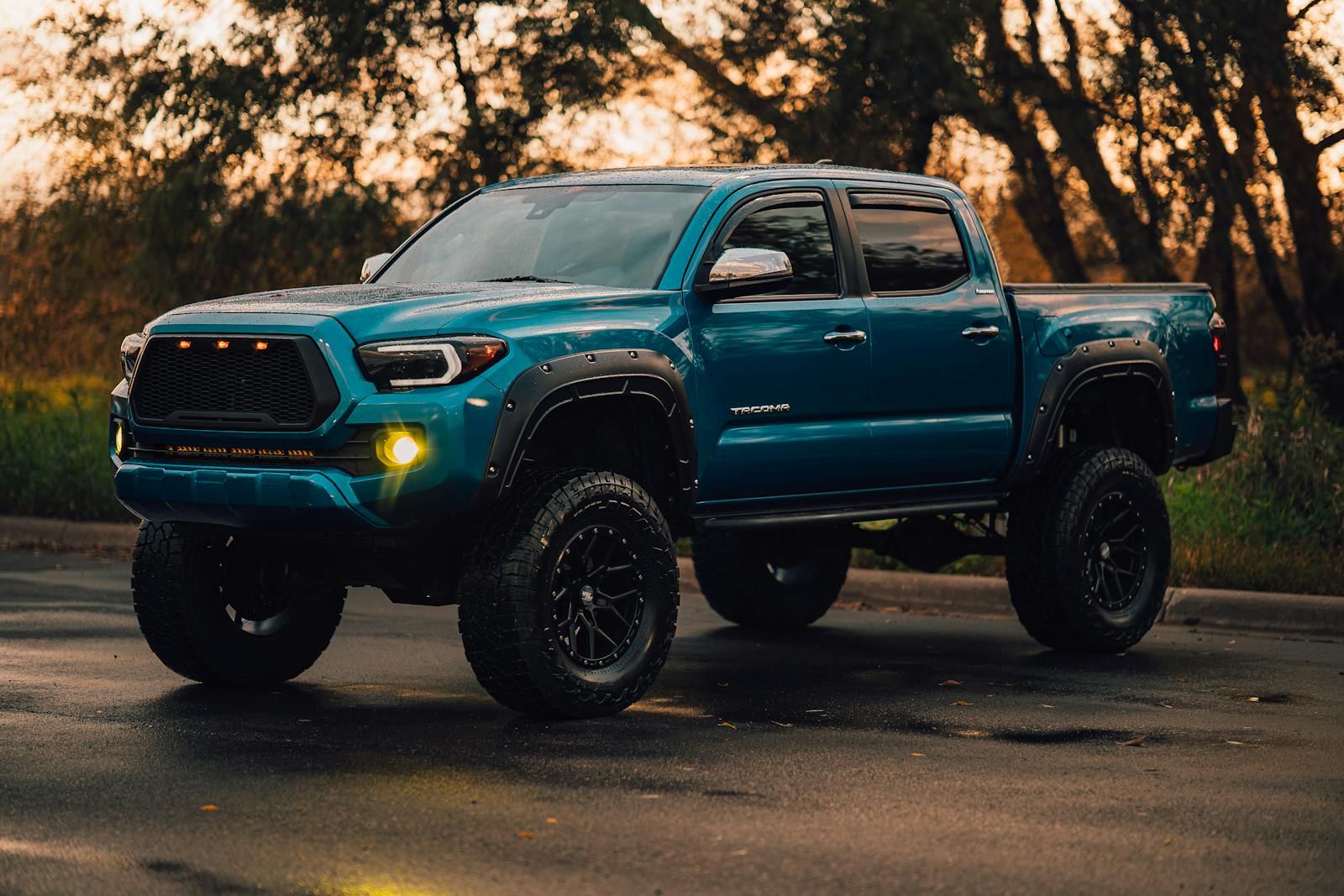 Man Says His Friend Offered to Help Install a Lift Kit, Then Ghosted After Half the Suspension Was Torn Apart in the Driveway