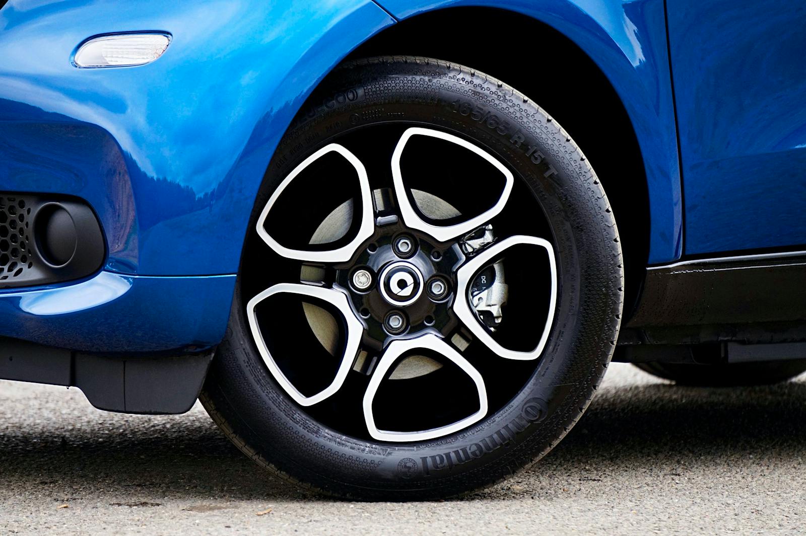 Buyer Says a Facebook Marketplace Seller Swapped the Good Wheels for Bald Tires Right Before Pickup and Hoped He Wouldn’t Notice Until Later