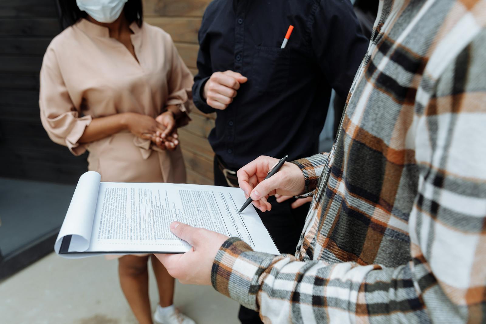 A Woman Says Her Ex Refuses To Sign Off On The Car Title Even Though She Paid For Everything And He Doesn’t Even Want The Car