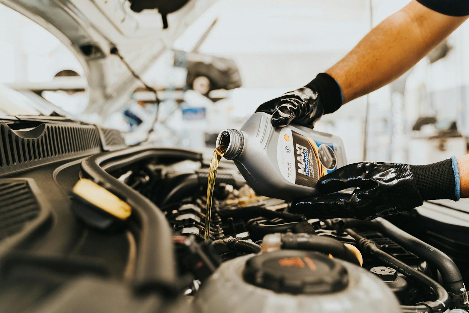 Buyer Pulled the Dipstick on His “Recent Oil Change” Sedan and Found Black Tar — The Filter Was Date-Stamped Three Years Earlier