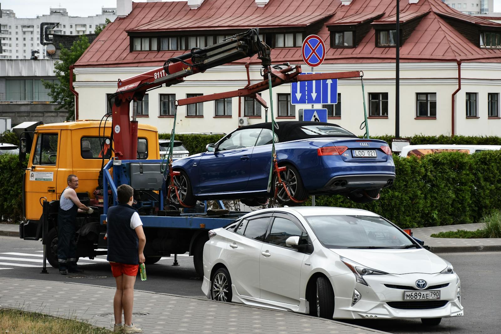 Man Says The Tow Company Took His Car From His Paid Spot, Then Demanded $450 And Claimed The Signs Were “Clear Enough”