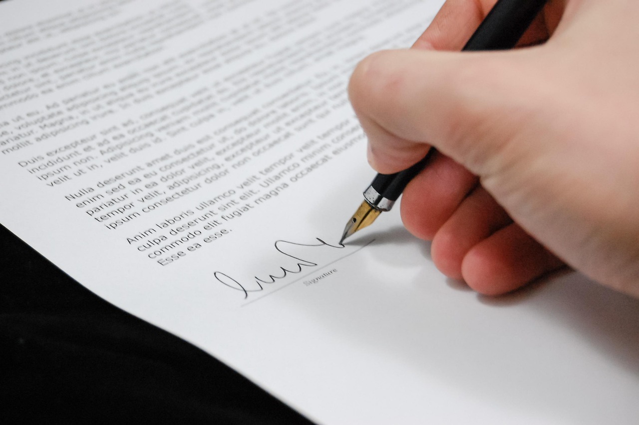 Texas Buyer Signed Papers on a 2023 Tahoe and Drove Home Before Realizing the Finance Manager Slipped a $4,800 Paint Sealant Onto the Contract — She Hadn’t Initialed the Line