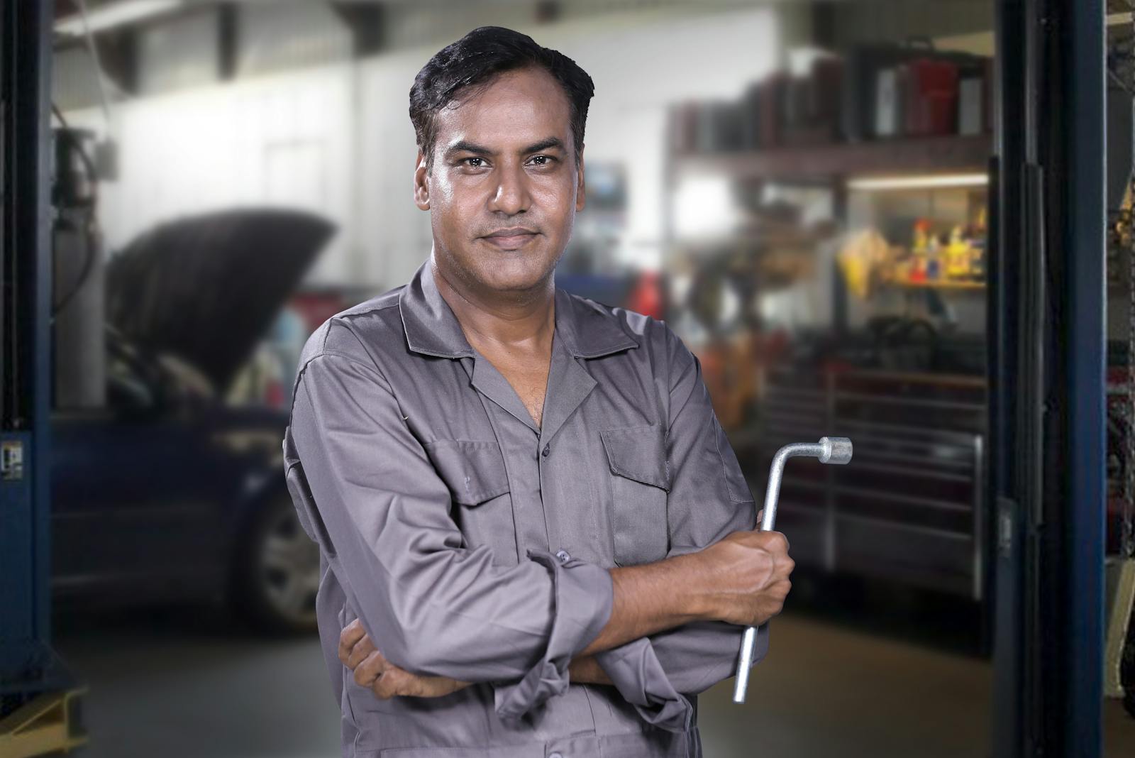 Mechanic Says A Customer Tried To Flirt Her Way Out Of A Repair Bill, Then Came Back Claiming The Shop Stole Her Diamond Ring