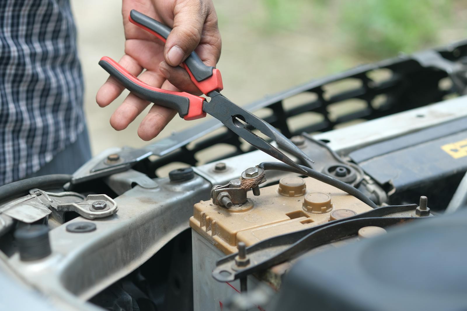 Buyer’s “Brand New Battery” Had a Junkyard Unit Wired With Aluminum Cables — The Date Code Was From 8 Years Earlier