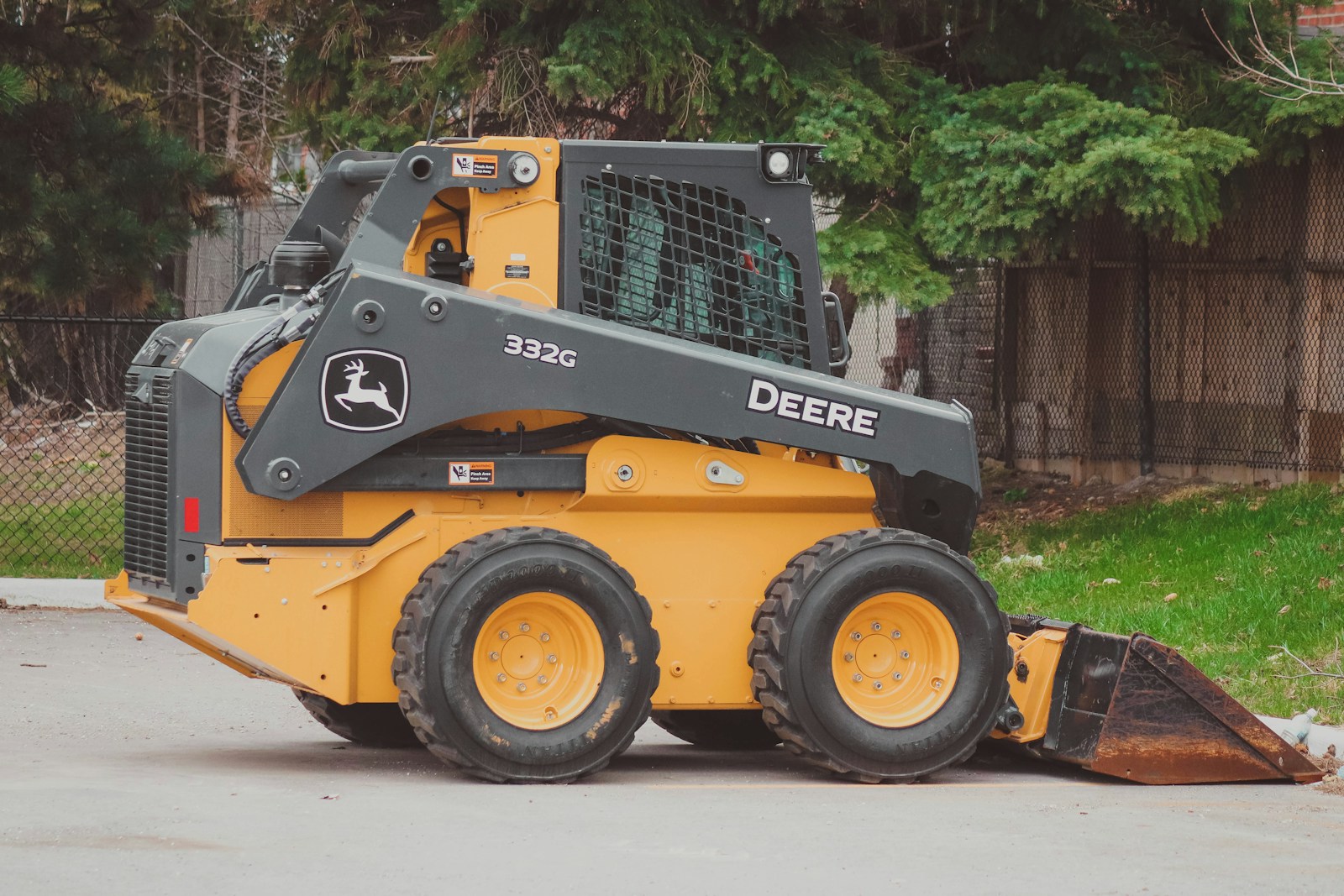 Texas Half-Ton Owner Towing a Skid Steer Heard a Snap and Watched His Trailer Drift Into the Median — The Hitch Receiver’s Pin Had Sheared Where the Tube Was Rusted From the Inside