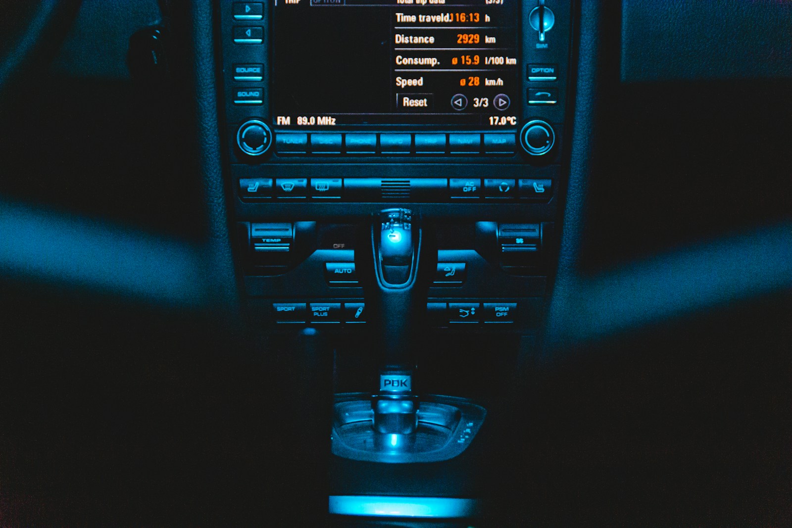 Woman Lets Her Boyfriend Use Her Car For “One Week,” Then He Changes The Bluetooth Name, Seat Settings, And Garage Pass Like It’s His