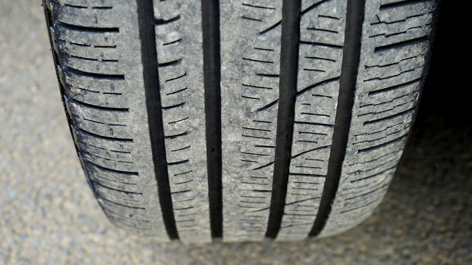 Mechanic Sees A Tire Worn Down To The Wires And Realizes This Driver Was One Wet Road Away From Losing Everything