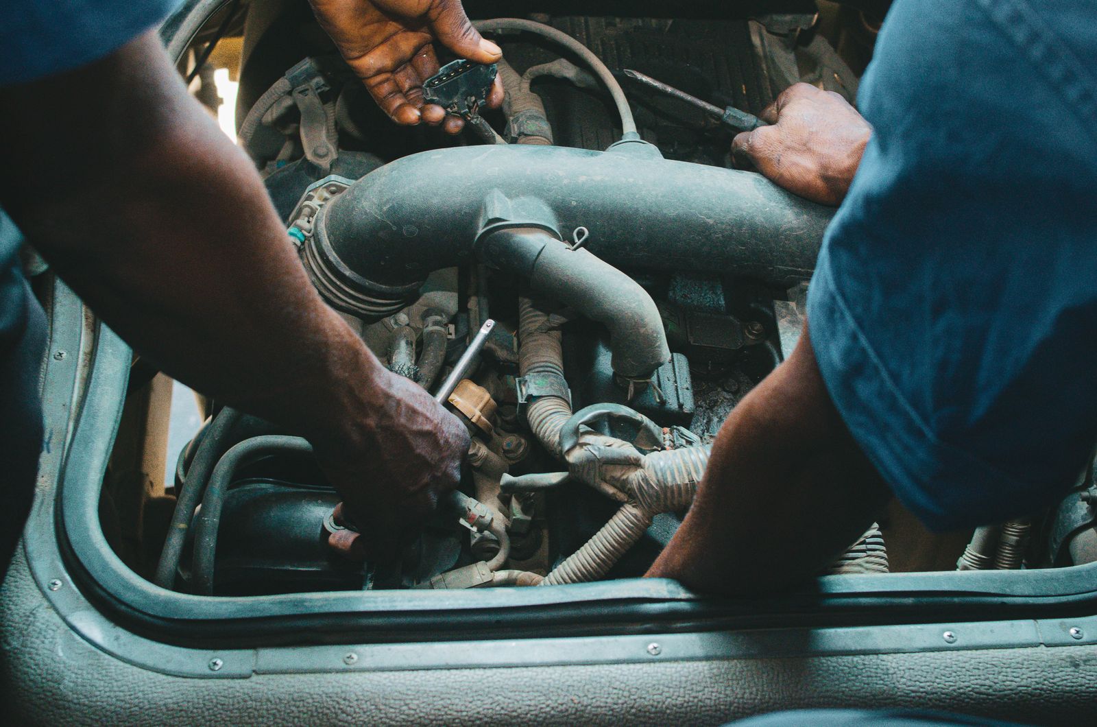 Customer Threatened To Sue Over A “Bad Repair,” Until The Mechanic Showed The Part He Bought Online Was For A Lawn Mower
