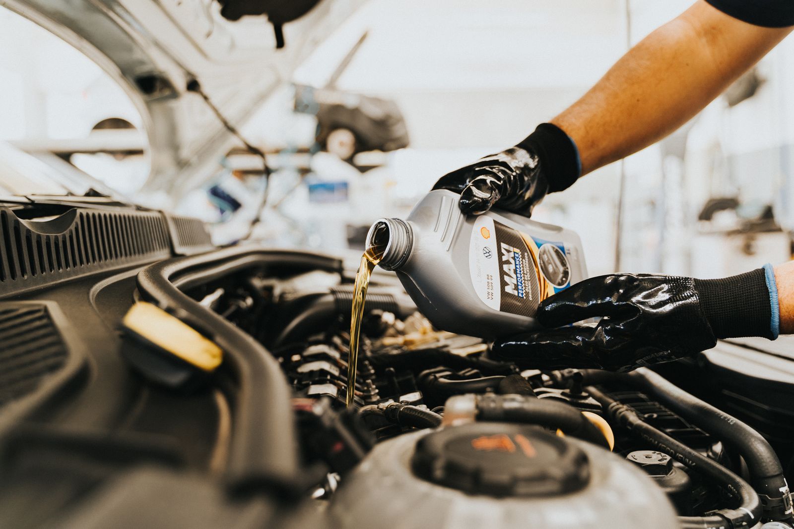 Mechanic Finds Glitter In The Engine Oil And Realizes Someone Tried To Hide A Catastrophic Problem Before Selling The Car