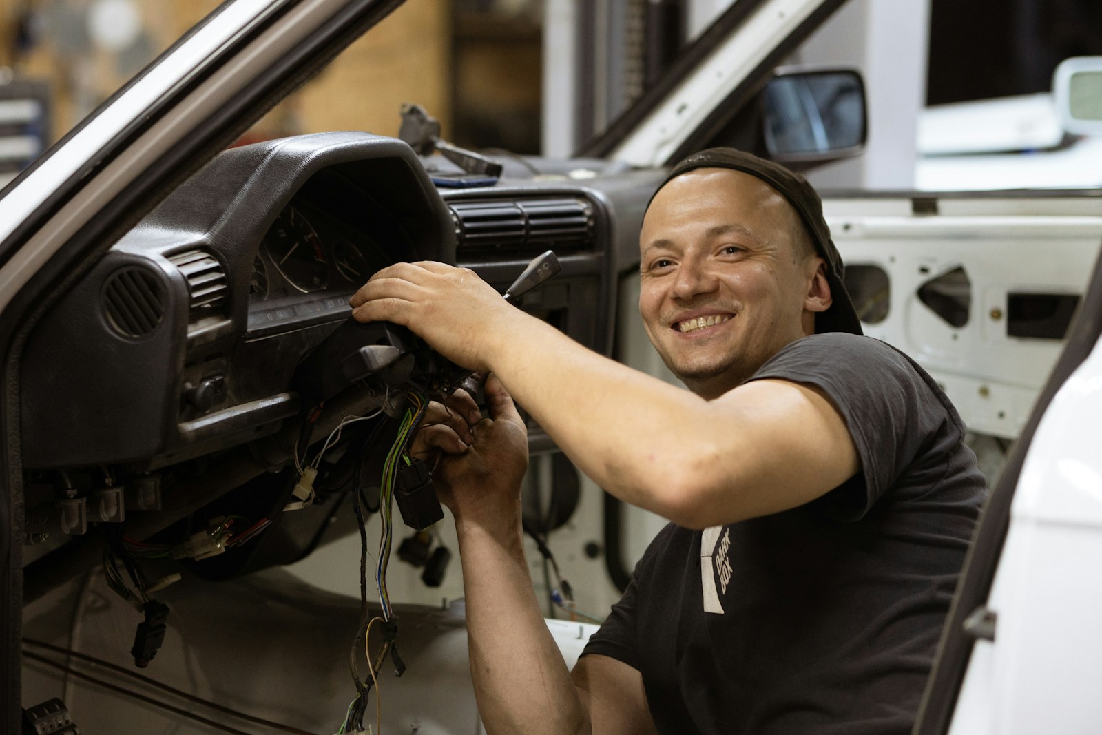 Mechanic Found $12,000 Cash Hidden Behind A Door Panel, And The Customer Suddenly Decided The Rattle Was “Sentimental”
