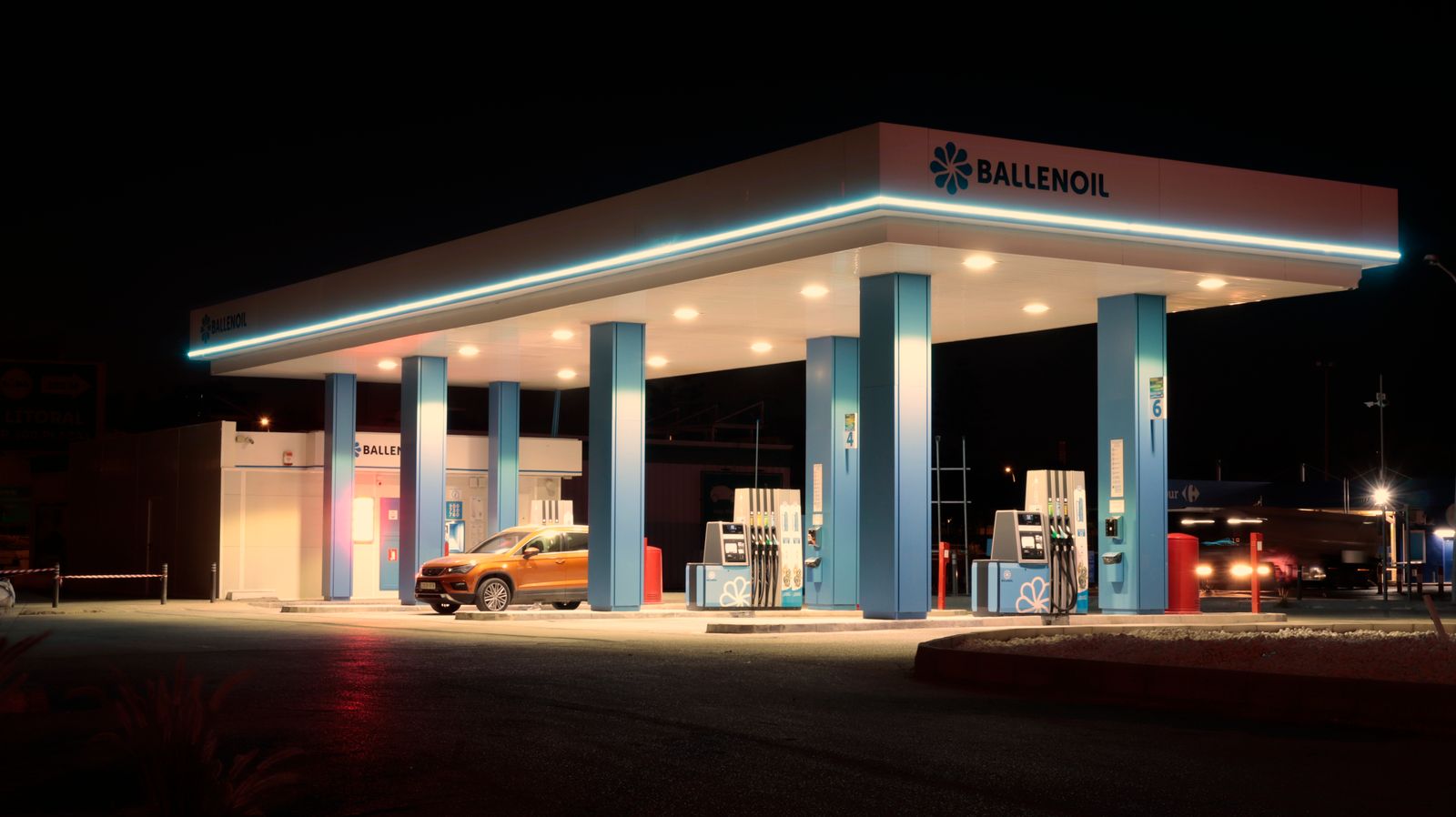 Husband Abandons His Wife at a Desert Gas Station After an Argument, Drives Away With Her Phone and Medication, and Returns Hours Later Expecting an Apology—Only to Find Police and Divorce Papers Waiting