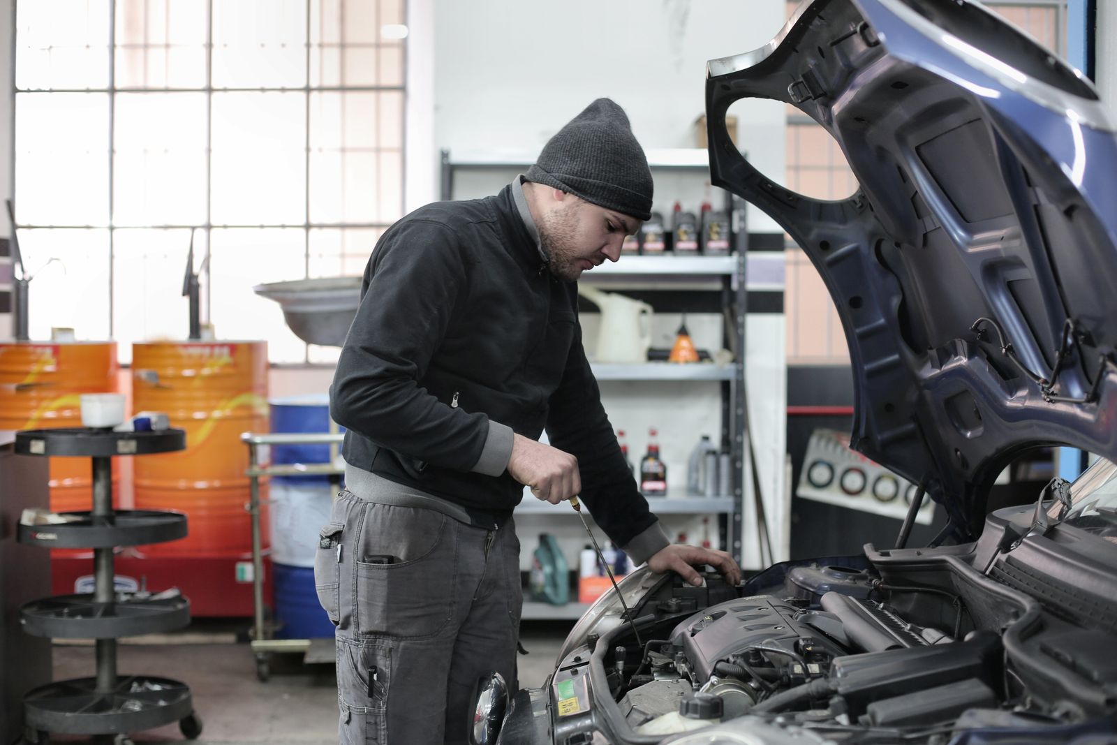 Mechanic Finds a Woman’s Brake Line Cleanly Cut After Her Ex Warns That She Will “Regret Leaving,” Then Security Footage Captures Him Crawling Beneath the Car Outside Her Workplace