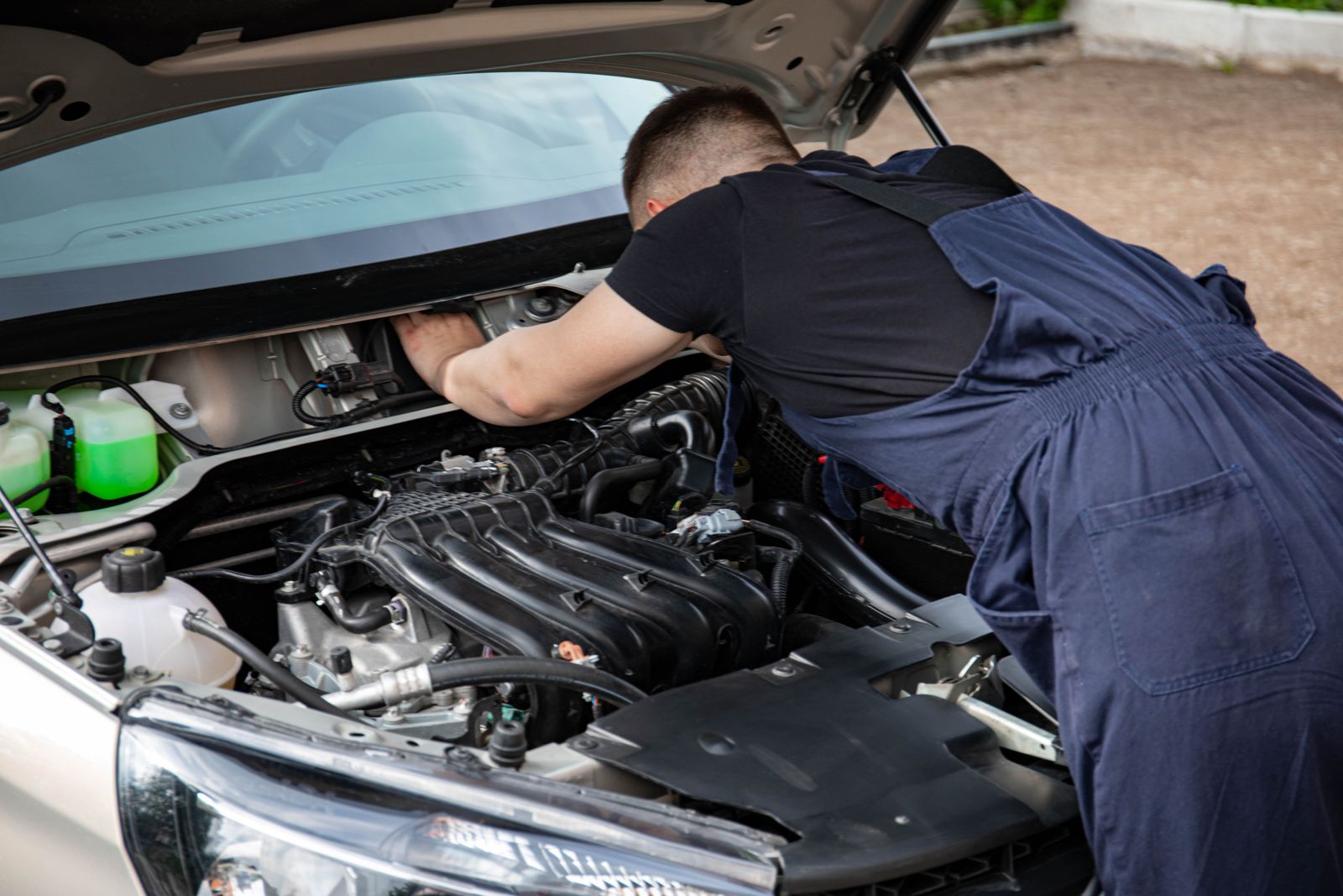Mechanic Warns a Dealership That a Customer’s Steering Rack Could Separate, Gets Ordered to Mark It Safe, and Leaves a Written Note Inside the Glove Box—Saving the Driver When the Part Fails Days Later