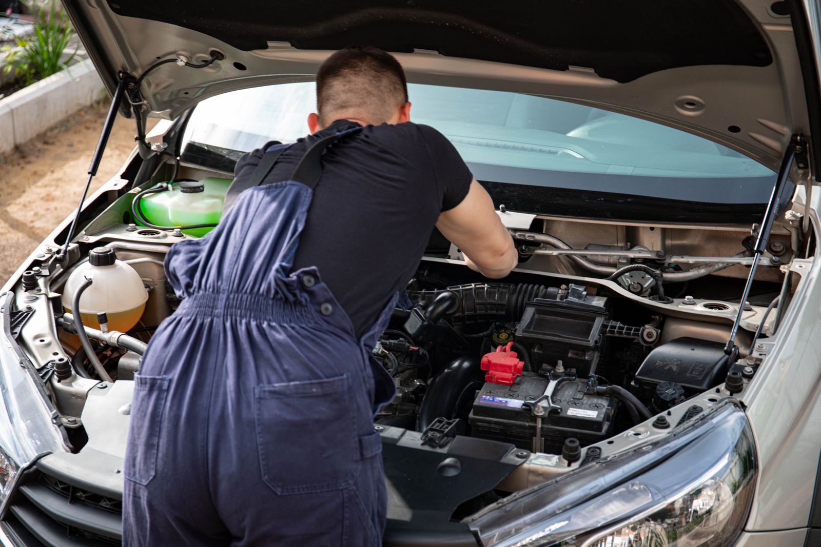 Service Technician Is Told to Disable an Airbag Warning Light Before a Customer Arrives, Quietly Refuses, and Gets Fired—Then the Car Crashes Days Later and His Saved Messages Become the Center of a Criminal Investigation