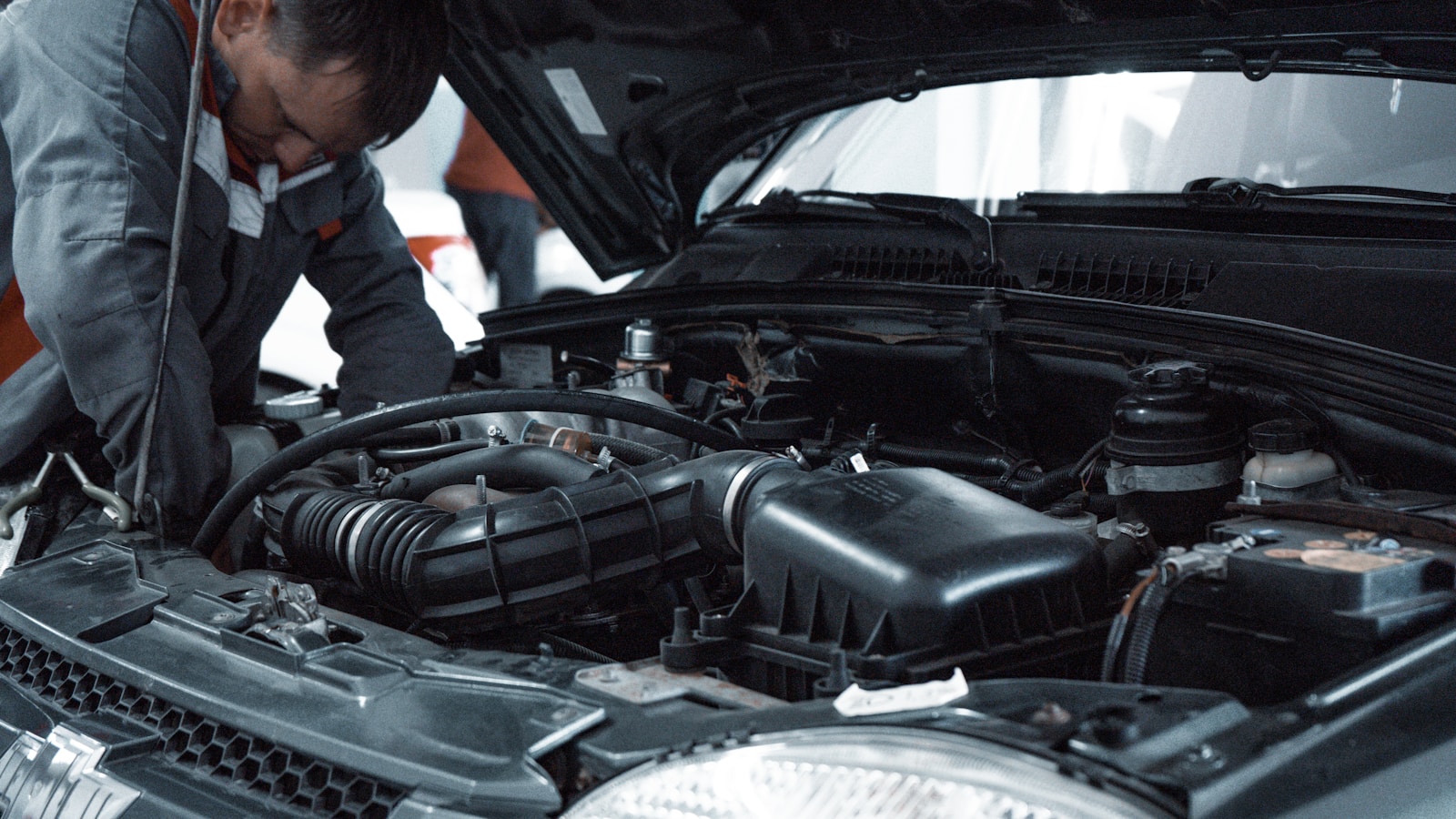Mechanic Says a Single Mother Needs a $9,000 Engine Before Her Car Can Leave the Shop, but a Second Technician Reconnects One Loose Wire and Has It Running Perfectly in 10 Minutes