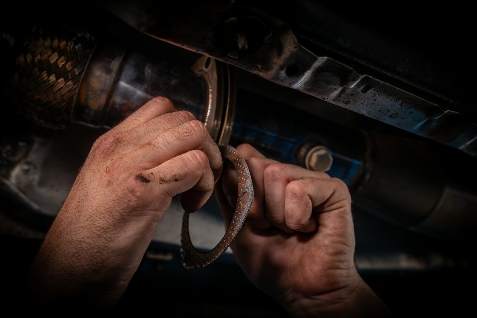 Repair Shop Charges a Customer for a Brand-New Catalytic Converter, but a Theft Weeks Later Exposes the Rusty Original Still Underneath—And Serial Numbers Reveal the New Part Was Installed on the Owner’s Truck