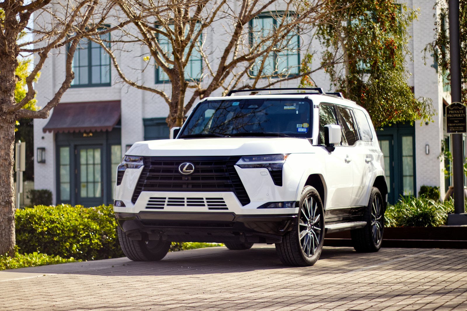 Woman Pays Full Price for a “Brand-New” Luxury SUV, Then a Navigation History Filled With Hotels, Racetracks, and Fast-Food Stops Reveals Employees Drove It 8,000 Miles Before Resetting the Odometer