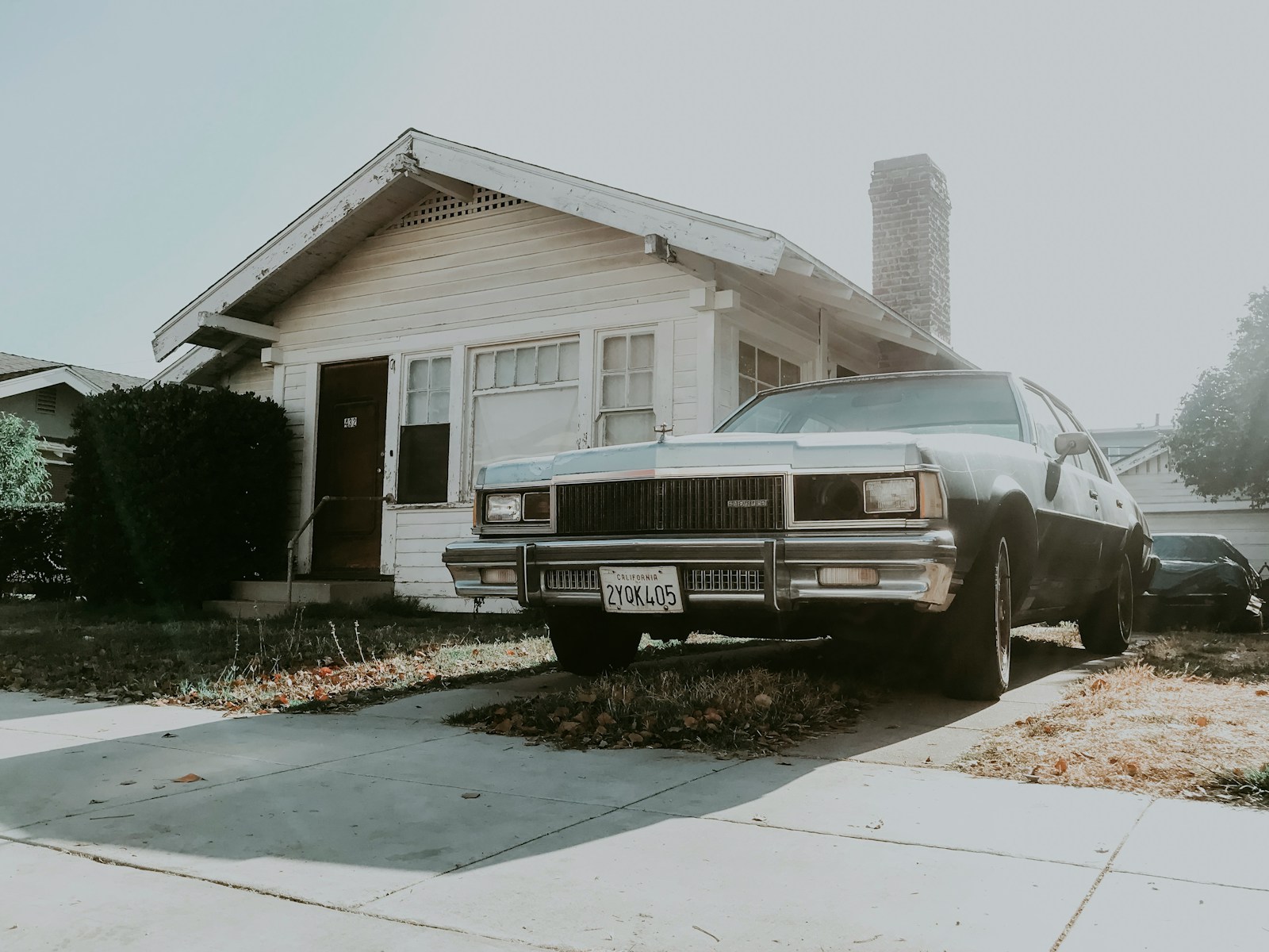 Boyfriend Promises to Restore His Girlfriend’s Late Grandmother’s Car, Keeps It for Eight Months, and Returns Only a Bare Chassis After Quietly Selling the Valuable Parts Online