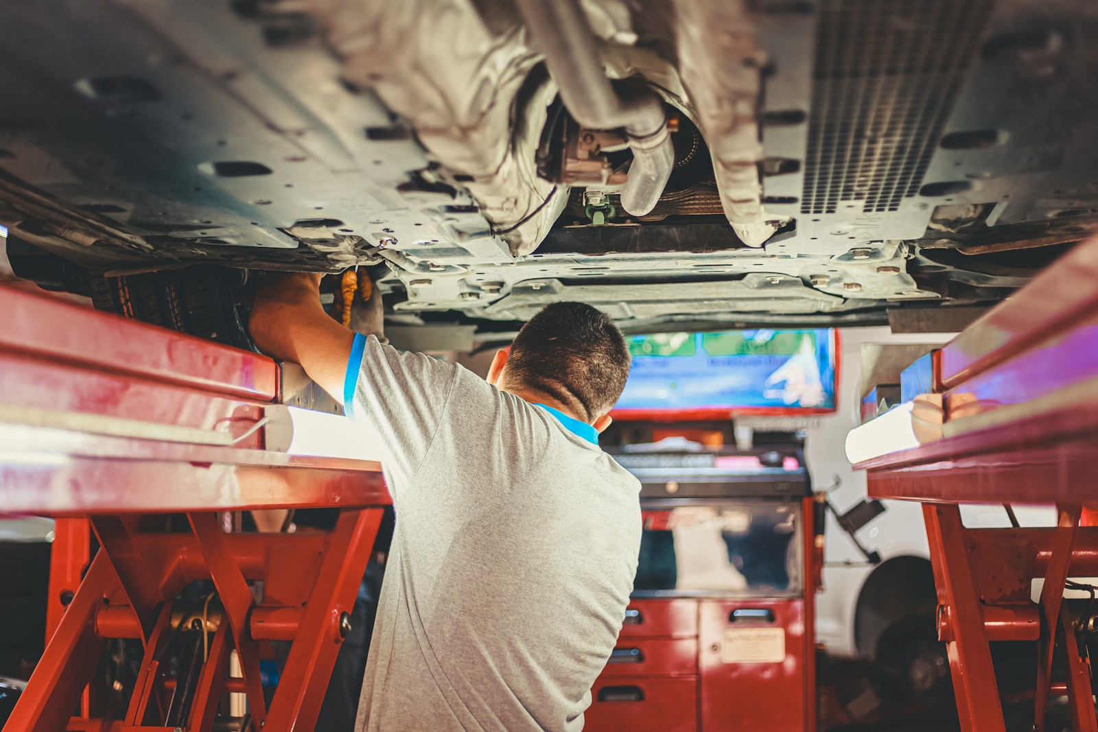 Mechanic Downloads Crash Data From a Family SUV After the Husband Claims His Wife Caused the Wreck, Then Finds He Was Driving at 104 MPH With Another Woman in the Passenger Seat
