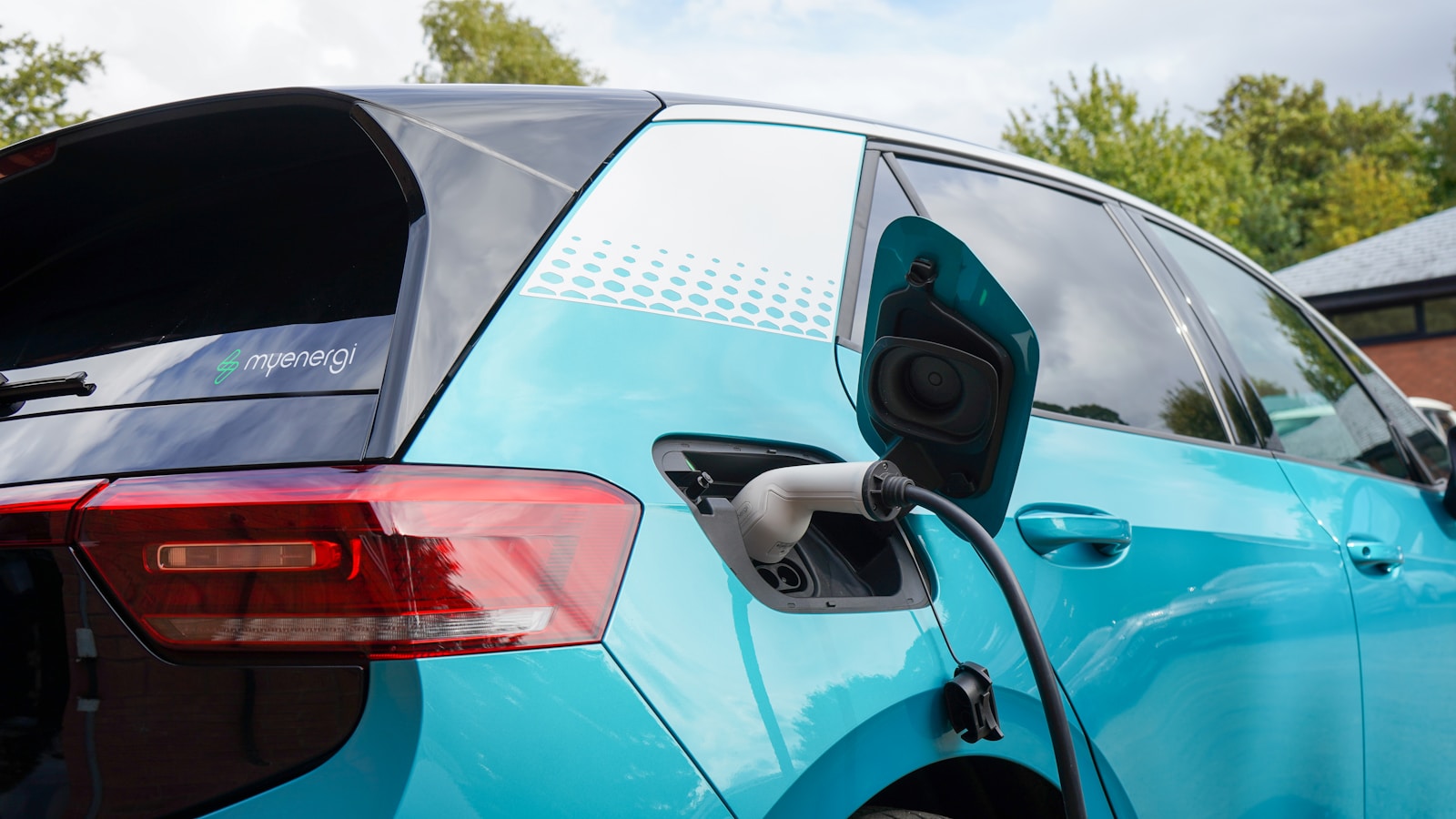 Apartment Manager Cuts Power to a Tenant’s Approved EV Charger Without Warning, Demands a Monthly “Electric Vehicle Convenience Fee,” and Accidentally Documents the Retaliation in a Building-Wide Email